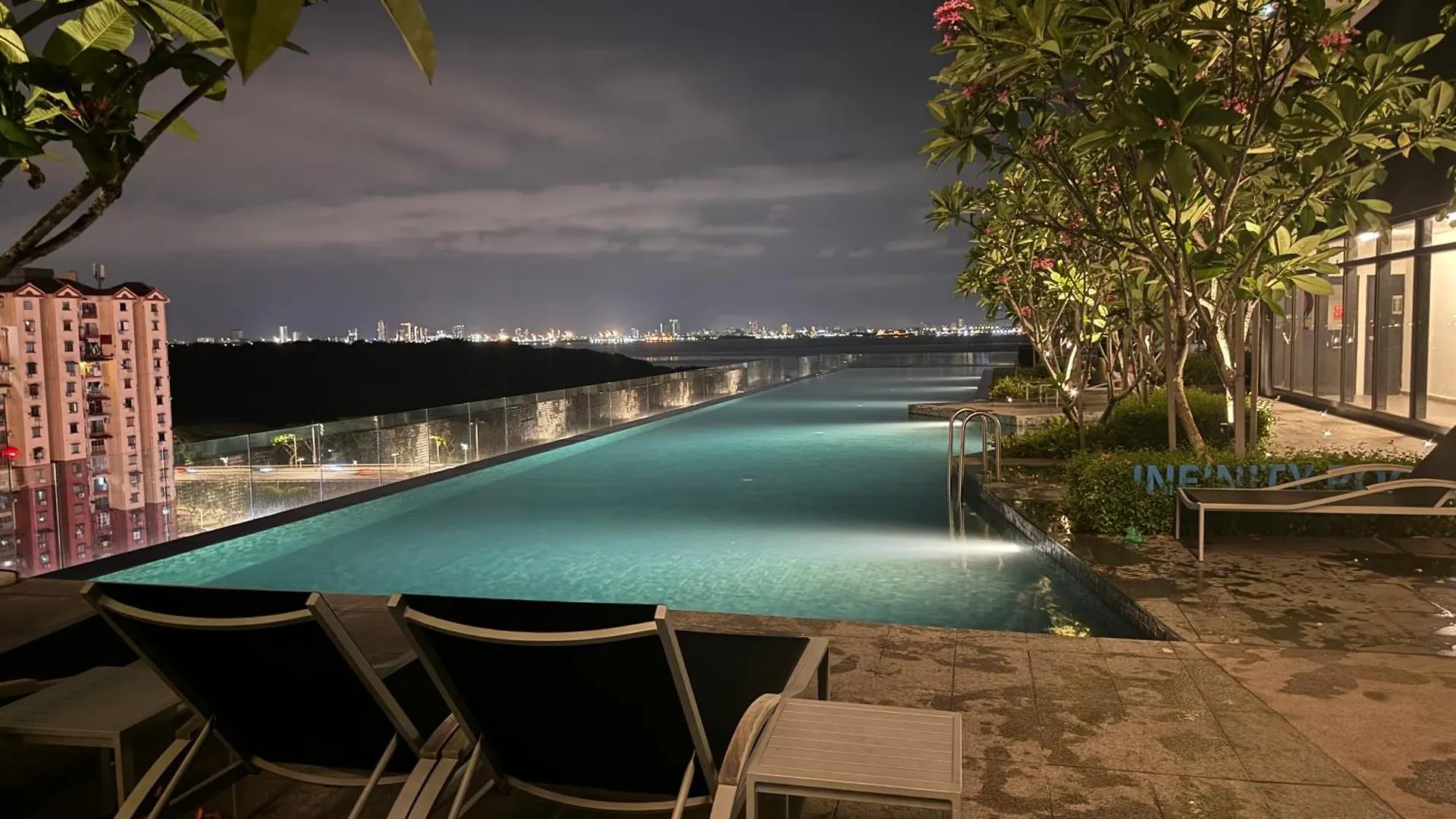 World Premium Apartment 3Br Pool Sea View Netflix Jelutong