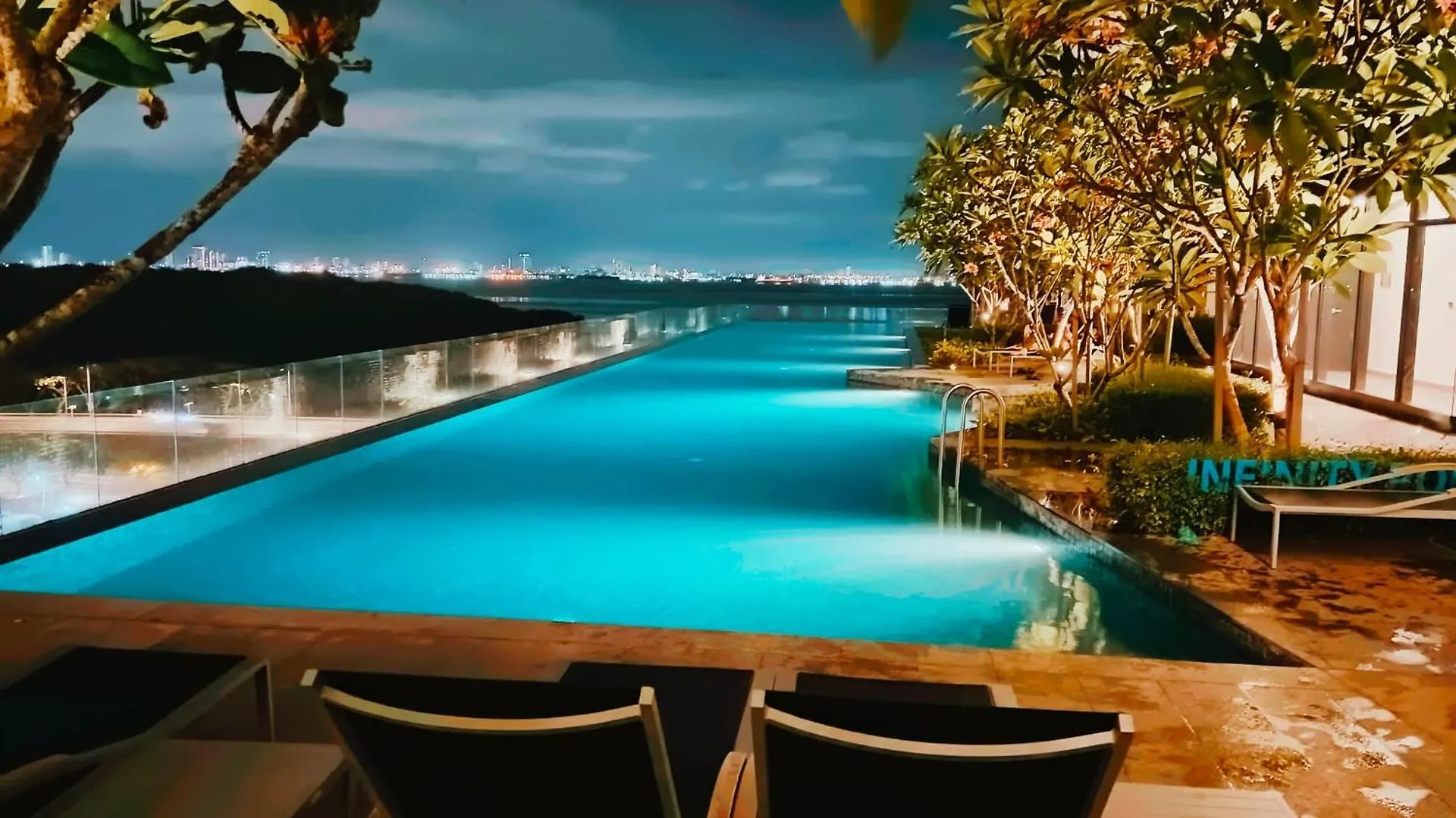 World Premium Apartment 3Br Pool Sea View Netflix Jelutong